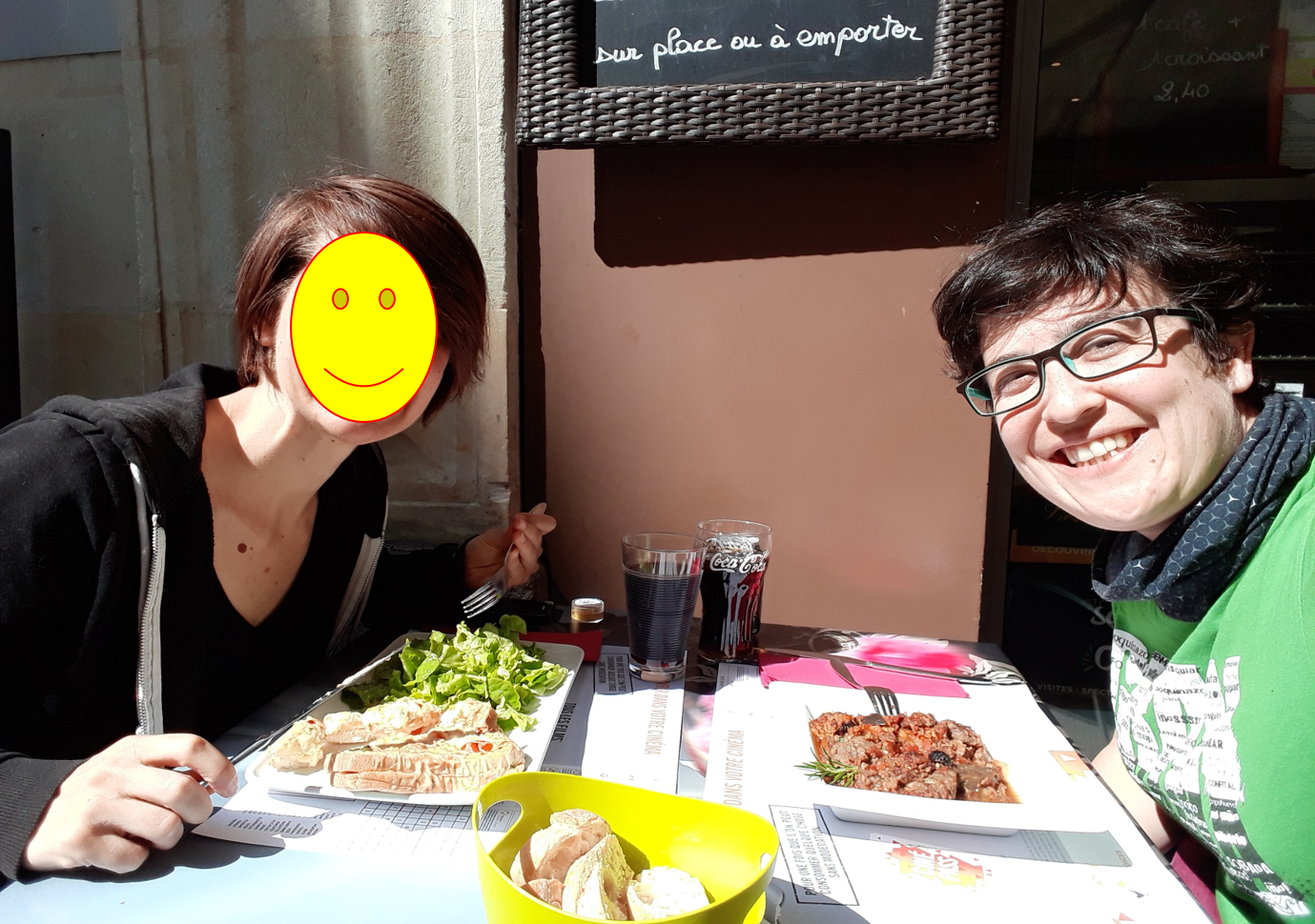 Marie y yo comiendo casi en el desayuno